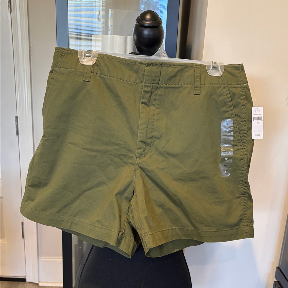 Women’s Gap Olive Downtown Khaki Shorts